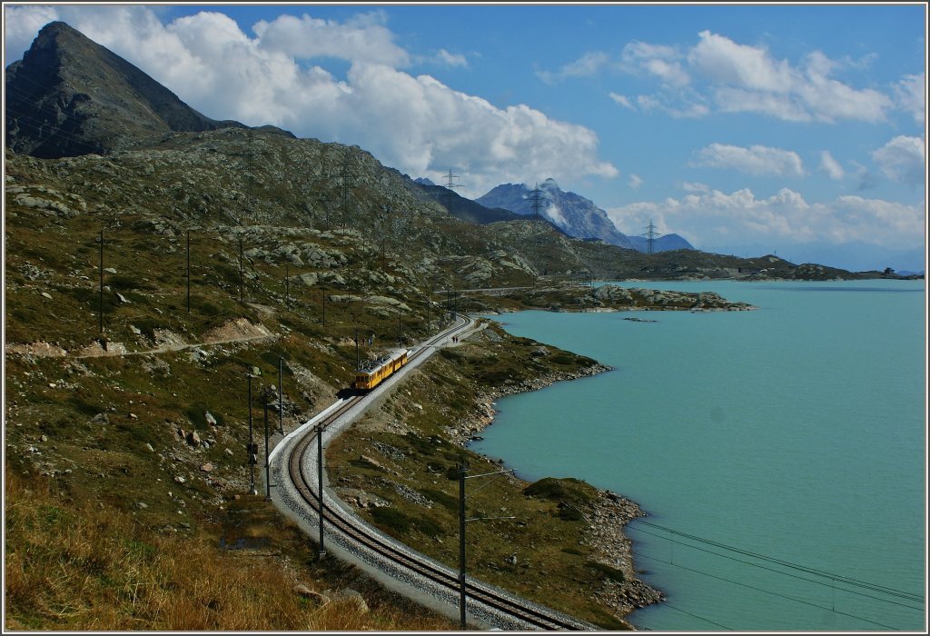 Die Berninabahn am Lago Bianco.
(10.09.2011)