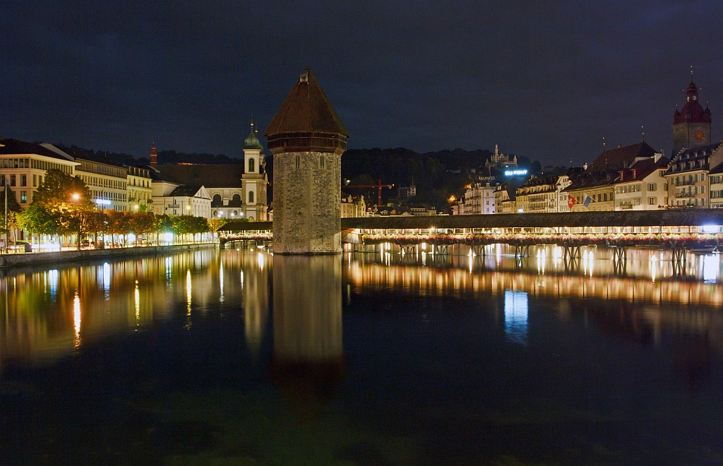 Luzern und sein Wahrzeichen die Kapellbrcke mit Wasserturm am 29.09.2012 bei Nacht.