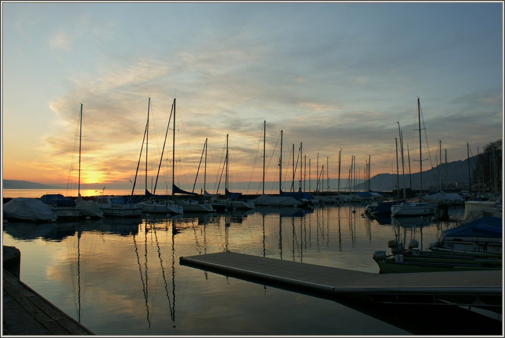 Nach dem Sonnenuntergang kehrt Stille im Hafen von La-Tour-de-Peilz ein.
(27.02.2012)