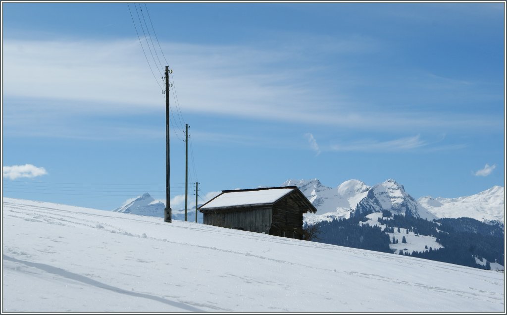 Noch ist es Winter in den Bergen, doch die Schneedecke ist recht dnn und so wird wohl bald der der Frhling Einzug halten. 
Bei Gruben, Oberhalb von Gstaad, am 4. Mrz 2011