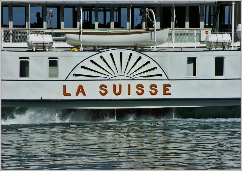 Schaufelrder sorgen dafr das die La Suisse ihre Runden auf dem Lac Leman drehen kann.
(04.07.2011)
