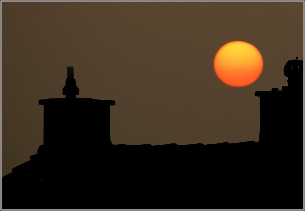 Sonnenuntergang ber den Dchern von Blonay.
(06.03.2011)