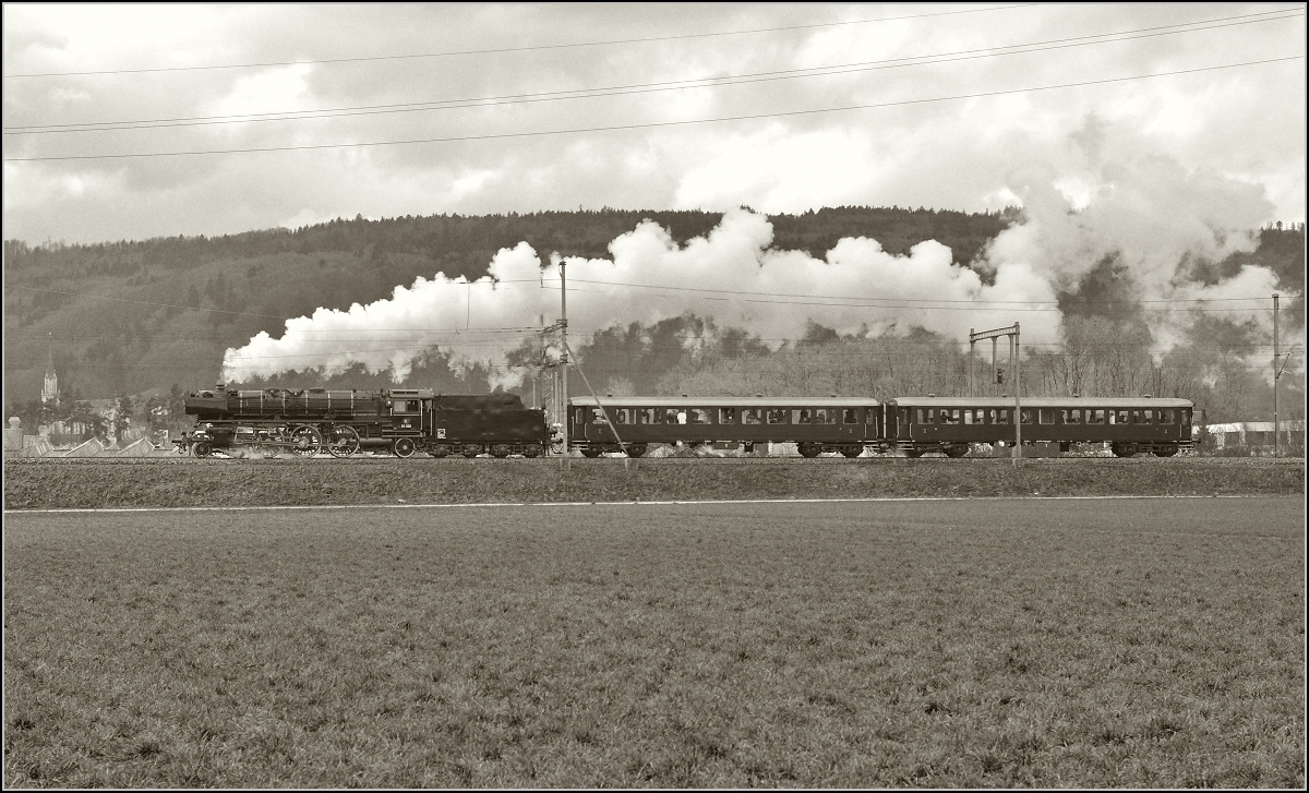 Für den Fan der SW-Nostalgie, 01 202 mit passendem Zug (und passend gemacht) bei Wohlen. Hier mit Simulation des Ilford HP4. März 2015.