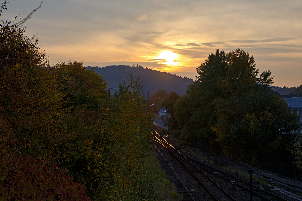 
Sonnenuntergang an der Hellertalbahn in Herdorf am 24.10.2015.