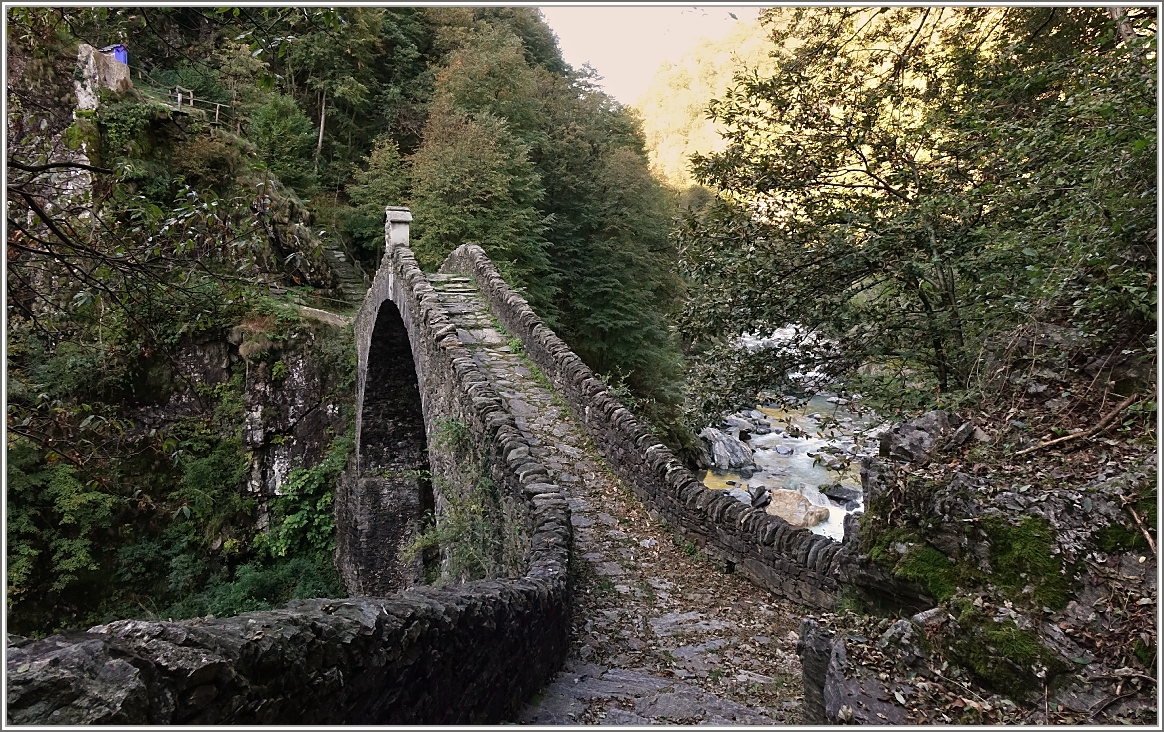 Über die Ponte Romano (erbaut im 16.Jahrhundert) führt der Wanderweg hinauf nach Rasa.
(21.09.2015)
