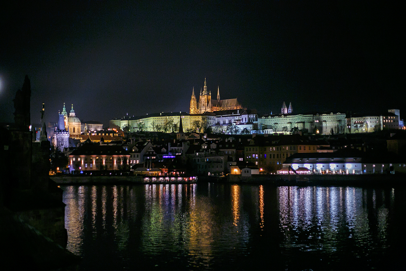 Blick am Abend des 22.11.2022 ber die Moldau bei der Karlsbrcke (Karlův most) auf die Prager Burg (Prask hrad) und den Veitsdom (Katedrla Sv. Vta).