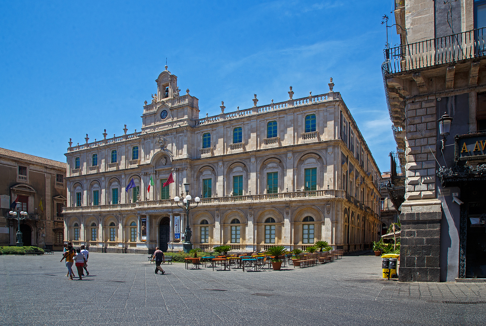 Palazzo dell'Università in Catania am 17.07.2022.

Das Gebäude der Universität von Catania befindet sich auf dem gleichnamigen Platz entlang der Via Etnea. Sie ist Sitz des Rektorats der Bürgeruniversität.