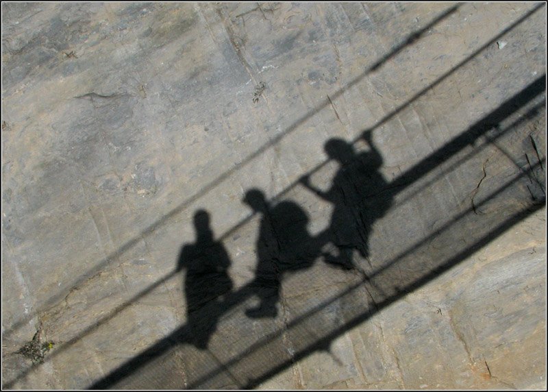 Auch in der Schweiz sind Schattenbilder mglich. So fotografiert von Jonas auf der Hngebrcke ber die Jolibachschlucht.