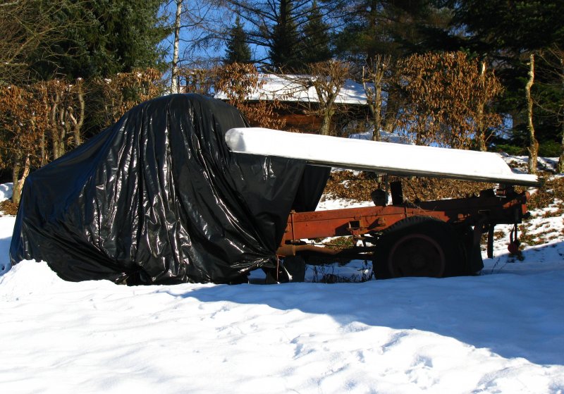 Auch wenn ihr mich abstellt arbeite ich weiter...
... und trage stattdessen ein bisschen Schnee.
Abgestellter Lieferwagen in Oberstaufen im Allgu, 10. Januar 2009