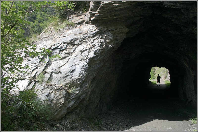 Ein kleiner Tunnel fr einen Bergweg. Ich nehme an, dass ihr wisst wo das ist. 19.05.2008 (Matthias)