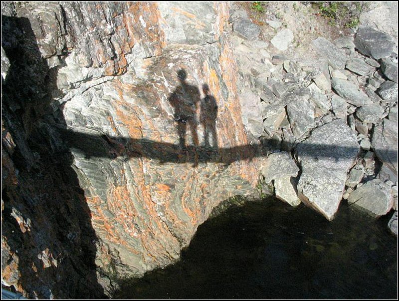 Eines meiner Lieblingsbilder. Es sieht vielleicht so aus, als ob wir auf einem Baumstamm balancieren, aber es handelt sich in doch um eine Hngebrcke ber einen Fluss in Nordnorwegen (Troms). Das Brckengelnder ist als Schatten so gut wie nicht sichtbar. Die Aufnahme stammt von Jahr 2004. Heute ist Jonas schon ein klein wenig grer als ich :-) 