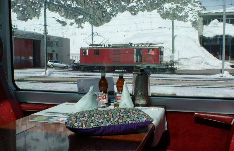 Glacier Express Impressionen: Es gibt auch ber den Nebentisch dank grossen Fenstern allerlei zu sehen.
19.3.2009