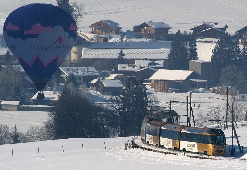 Golden Pannoramic Express auf der Fahrt von Montreux nach Zweisimmen, begegnet in Chteau d'Oex einem Heiluftballon.
30. Januar 2009