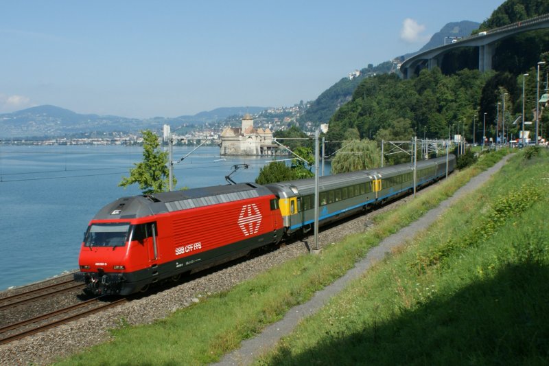 Re 460 001-5 EC 125 von Genve nach Milano beim Chteau de Chillon am 28. August 2008