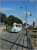 Petit Train/240467/gemuetlich-faehrt-ein-kleines-baehnchen-am Gemtlich fhrt ein kleines Bhnchen am Hafen von Warnemnde entlang.
(19.09.2012)