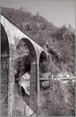 Centovalli - Hundert Tler! Und die gilt es zu berbrcken: Hier ein Viadukt der Centovallibahn zwischen Corcapolo und Verdasio. 
24. Mrz 2011