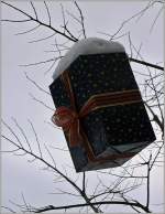 Falls es dieses Jahr nicht genug Platz unter dem Tannenbaum hat, kann man die Idee vom letzten Jahr in Blonay bernehmen:Hier hngte man die Geschenke an die Bume.