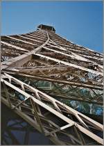 Ein Gerst aus Stahl und Nieten:Der Eifelturm in Paris.
(verm. Herbst 2001)