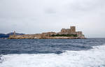 provence/725187/der-blick-von-der-henri-jacques-esp233randieu Der Blick von der Henri-Jacques Espérandieu eine der Touristen-Fähren, zwischen dem alten Hafen Marseille (le Vieux-Port de Marseille) und den Frioul Inseln am 25.03.2015 auf die Île d’If.

Die Île d’If eine Felseninsel gehört zur Gruppe der Frioul-Inseln, ist etwa 280 Meter lang und bis 80 Meter breit. Mit dem weltbekannten Château d’If, eine Festung und ein ehemaliges Gefängnis. Ihre Berühmtheit verdankt die Festung dem Schriftsteller Alexandre Dumas, der einen Teil der Handlung seines 1844 erschienenen Romans Le Comte de Monte-Cristo (Der Graf von Monte Christo) auf der Insel ansiedelt.
