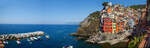 cinque-terre/790397/ein-panoramabild-von-riomaggiore-cinque-terre Ein Panoramabild von Riomaggiore (Cinque Terre) am 21.07.2022, mit Blick auf Badebucht, Hafen und den sich gegeneinander auftürmenden bunten Hausfassaden in allen möglichen Farbtönen. Riomaggiore ist das südöstlichste Dorf der Cinque Terre und hat seine mittelalterliche Struktur mit eng nebeneinander stehenden sogenannten Turmhäusern erhalten. Die Häuser sind drei bis vier Stockwerke hoch und in den typischen ligurischen Farben bemalt.

Als Cinque Terre (Fünf Ortschaften) wird ein etwa zwölf Kilometer langer, klimabegünstigter Küstenstreifen der Italienischen Riviera zwischen Punta Mesco und Punta di Montenero nordwestlich von La Spezia in der Region Ligurien bezeichnet. Von Nordwest nach Südost reihen sich die fünf Dörfer Monterosso al Mare, Vernazza, Corniglia, Manarola und Riomaggiore entlang der steil abfallenden Küste der Riviera di Levante auf.

Die Region zählt mit etwa 7000 Einwohner und ist als Nationalpark geschützt, in dem nichts gebaut oder verändert werden darf. Im Jahr 1997 wurden die Cinque Terre zusammen mit Porto Venere und den Inseln Palmaria, Tino und Tinetto zum UNESCO-Weltkulturerbe erklärt.

Entlang der Küste erstreckt sich eine mehrere hundert Meter hohe, zum Teil steil ins Meer abfallende, sanft gerundete Bergkette. Die Cinque Terre bestehen aus fünf kleinen, abschüssigen Geländeeinschnitten, die sich zum Meer hin öffnen. In den Tälern liegt je eines der Dörfer. Vier der fünf Ortschaften liegen unmittelbar am Wasser. Lediglich Corniglia liegt auf einem Felsvorsprung rund 100 Meter über dem Meer
