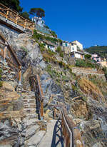 cinque-terre/791923/treppe-hoch-und-herunter-das-sind Treppe hoch und herunter, das sind auch die Cinque Terre (5 Dörfer) an der Italienischen Riviera, hier am 22.07.2022 in Riomaggiore. 
