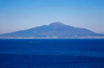 sorrent-sorrento-2/797737/blick-von-sorrent-auf-den-1281 Blick von Sorrent auf den 1.281 m hohen einzigen aktiven Vulkan auf dem europäischen Festland, dem Vesuv (Vesuvio), am 15.07.2022.