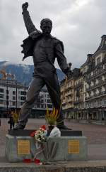 Wird von vielen fotografiert: Die Statue von Freddie Mercury am Genfersee in Montreux am 26.02.2012. Die eine hat ihn von hinten fotogafiert, der andere halt von vorne.