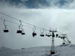 Goms/9445/die-wintersonne-loest-den-nebel-auf Die Wintersonne lst den Nebel auf und lockt Skifahrer in die Hhe. 
Riederalp, den 28. Januar 2008