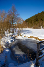 
Winter bei Wilnsdorf-Rudersdorf am 30.10.2016. Die Weiß ist fast zugefroren, im Hintergrund das Rudersdorfer Viadukt.