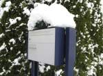 Man trgt wieder Hut!
Dieser Briefkasten mit Topfpflanze darauf wurde vom Schnee neu eingekleidet. 12.Dezember 2008