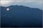 Neugierig blickt die Morgensonne durch den Wald, bevor sie entgltig ber den Berg kommt.
(26.02.2013)