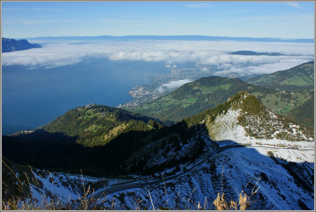 Aussicht vom Rochers-de-Naye (2045m..M) auf die Genferseeregion mit Nebel.
(12.10.2011)
