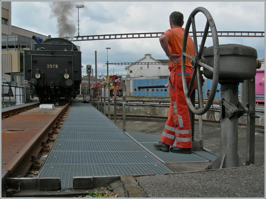 Besonders wenn es um den  historischen  Bahnbetrieb geht sind nicht nur viele, sondern auch erfahren Bahnmitarbeiter gefragt. 
In diesem Sinn ein Groes Dankeschn all jenen, die diese Fahrten berhaupt ermglichen.
Lausanne, den 2. Sept. 2012