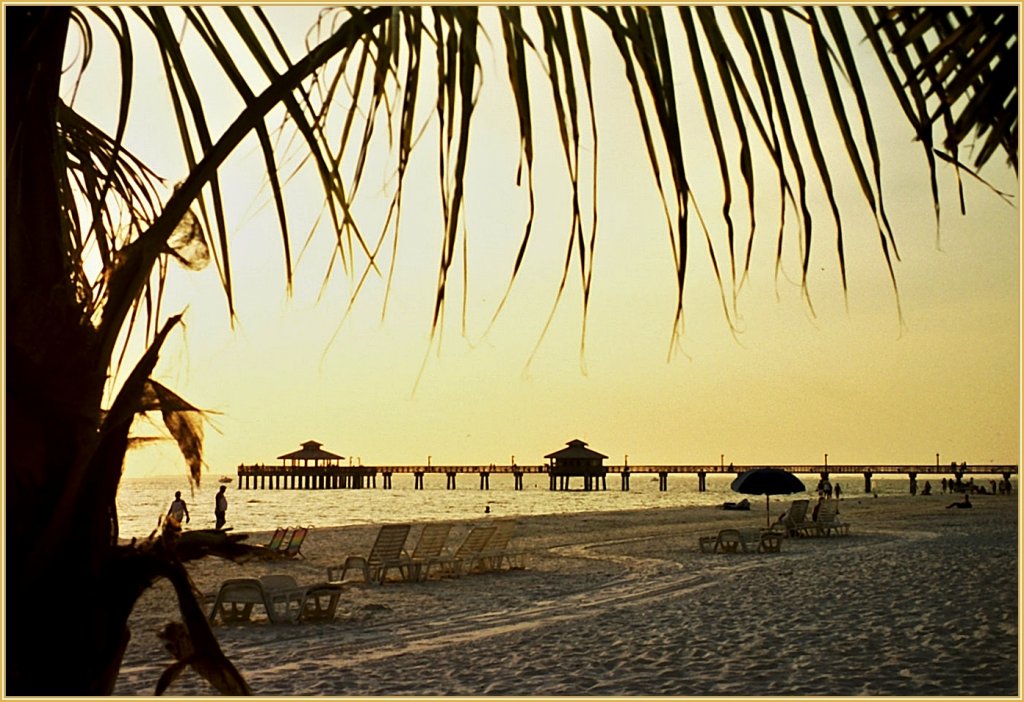 Der Pier von Myers Beaches am Abend kurz vor Sonnenuntergang. 
Analoges Foto ab CD/Nov. 2000 