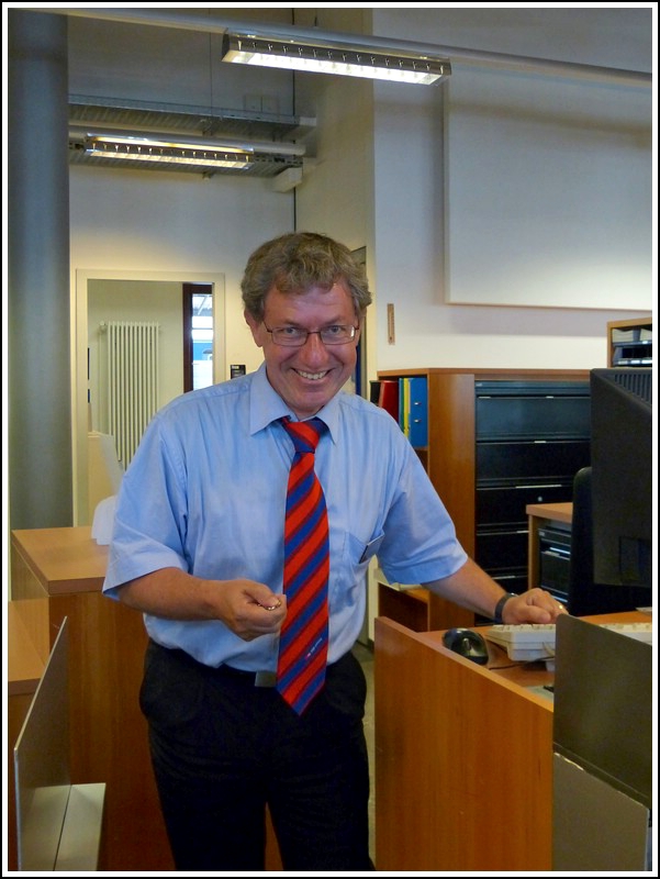 Ein sehr freundlicher SBB Mitarbeiter (mit Krawatte) in Lausanne. 29.05.2012 (Jeanny)