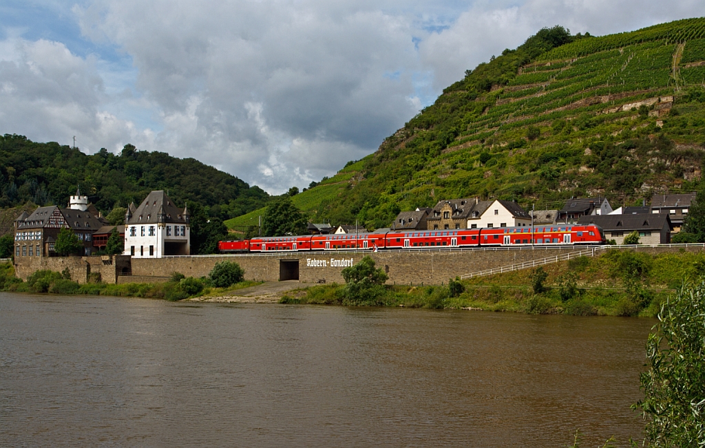 Eine 143er schiebt den RE 1 Mosel-Saar-Express (Saarbrcken - Trier - Koblenz) entlang der Mosel abwrts in Richtung Koblenz, hier am 18.07.2012 bei Kobern-Gondorf.