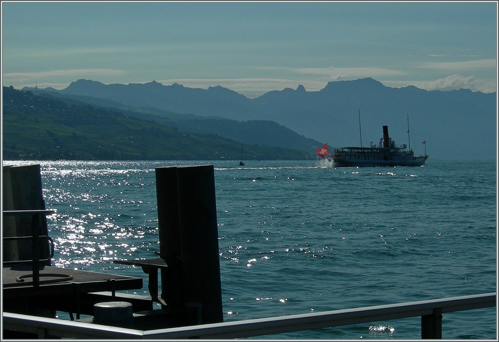 Fhrt der Sonne entgegen: ein Dampfschiff auf dem Lac Lman bei Lausanne.
17. Juli 2012