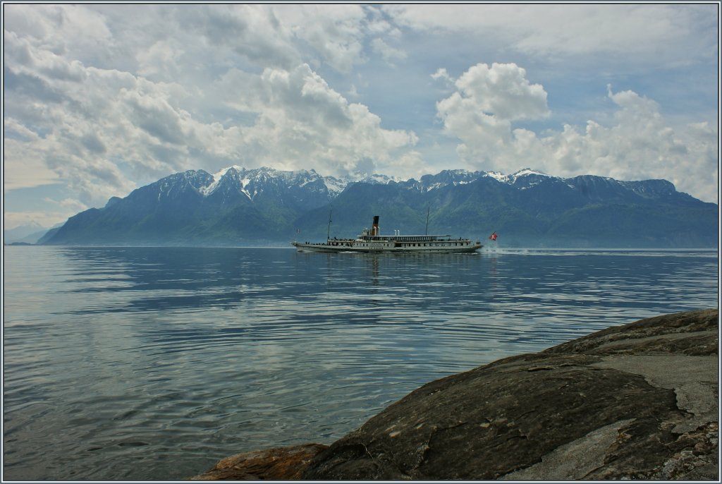 Gemtlich fhrt das Dampfschiff  La Suisse  an den tiefverschneiten Walliser Bergen vorbei.
(28.05.2013)
