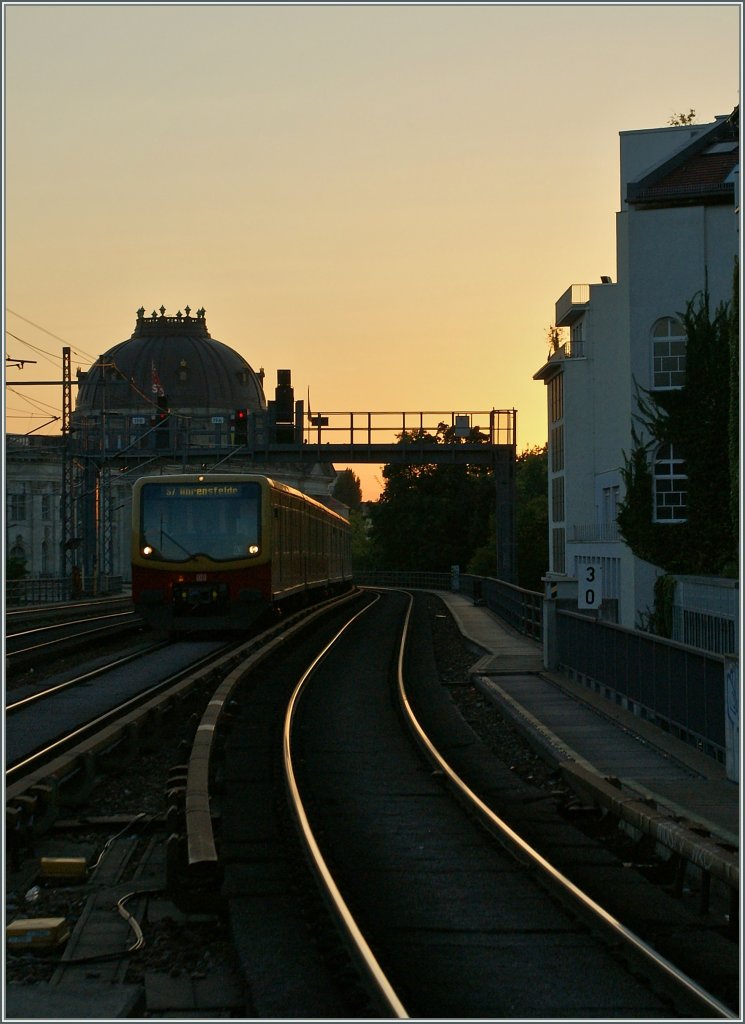 Im Westen geht die Sonne unter, als der S-Bahnzug der S7 die Haltestelle Hackischer Markt erreicht.
16. Sept. 2012