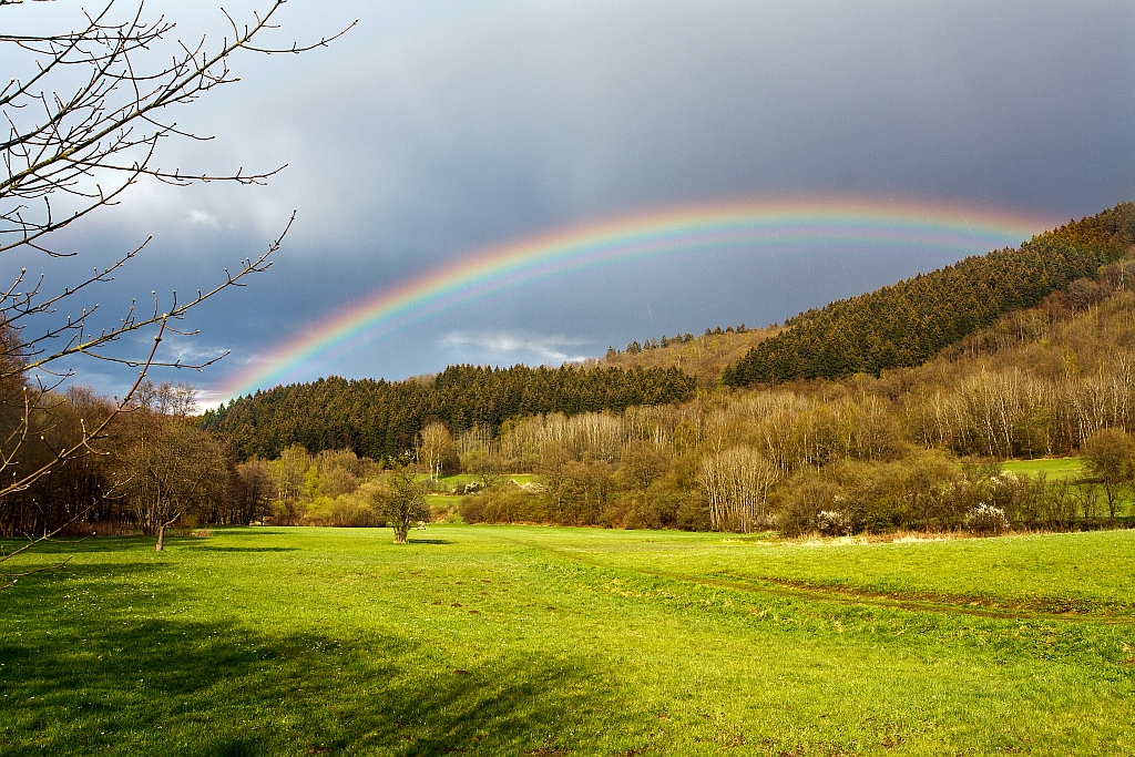 Regenbogen ber dem Hellertal am 24.04.2012 bei Herdorf-Sassenroth.
Einfach nur Aprilwetter gerade Sonnenschein und einen Moment spter wieder Regen.
Dieser Regenbogen soll Euch in den Urlaub aber auch wieder gesund und munter zurck bringen.