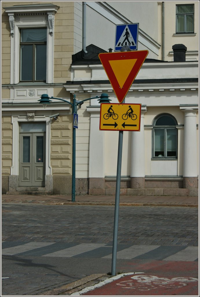 Vor Fahrradfahren von allen Seiten wird in Helsinki mit diesem Schild gewarnt.
(29.04.2012)