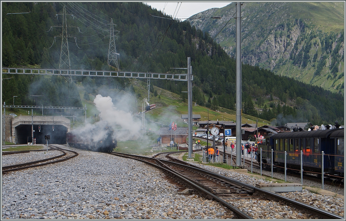 100 Jahre Brig -. Gletsch: auch wenn nicht sofort zu erkennen, zeigt dieses Bild gleich drei HG 3/4: Links die angetäuscht aus dem Furkatunnel kommende Blonay.Chanmby HG 3/4 N° 3, in der Bildmitte im Zahnstangenabschnitt die DFB HG 3/4 N° 4 und rechts im Bild wartet die DFB HG 3/4 N° 1 auf die Abfahrt Richtung Gletsch.

16. Aug. 2014