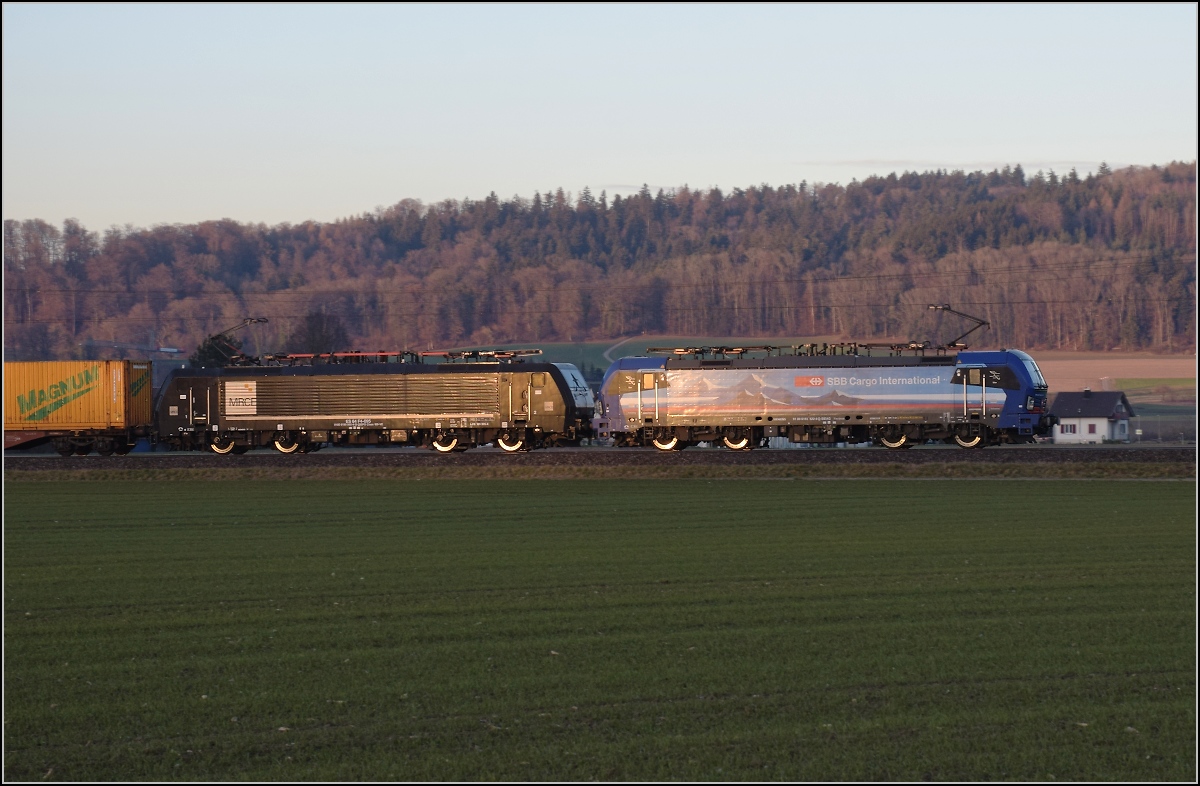193 522 LBBW/SBBCI und 189 995 MRCE/SBBCI in Hendschiken. Januar 2022.