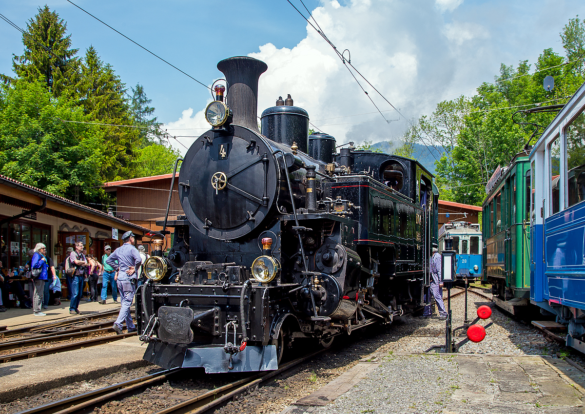 
50 Jahre BC - MEGA STEAM FESTIVAL der Museumsbahn Blonay–Chamby:
Die DFB HG 3/4 Nr. 4, ex B.F.D. 4 (Brig-Furka-Disentis, später FO - Furka-Oberalp), hier als F.O. 4 beschildert, steht am auf dem Museums-Areal der Museumsbahn Blonay-Chamby.

Die B.F.D. HG 3/4 ist eine von zehn von der Schweizerische Lokomotiv- und Maschinenfabrik (SLM) gebauten Dampflokomotiven für gemischten Adhäsions- und Zahnradbetrieb für die Brig-Furka-Disentis. Diese hier wurde 1913 unter der Fabriknummer 2318 gebaut.

Geschichte:
Die damalige Bahngesellschaft Brig-Furka-Disentis (BFD) beschaffte in den Jahren 1913 und 1914 zur Betriebsaufnahme ihrer Strecke bei der Schweizerischen Lokomotiv- und Maschinenfabrik Winterthur (SLM) die 10 Dampflokomotiven HG 3/4 Nr. 1-10, ausgeführt als Heissdampf-Vierzylinderverbund-Maschinen mit getrenntem Adhäsions- und Zahnradantrieb nach „System Abt“.

Die 10 Dampflokomotiven gingen 1926 an die als Nachfolgegesellschaft der BFD gegründete Furka-Oberalp-Bahn (FO) über und leisteten bis zum Abschluss der Elektrifikation im Jahre 1942 auf der gesamten 100 km langen Strecke Brig-Disentis zuverlässig ihren Dienst.

1947 wurden die Lokomotiven Nr. 1, 2, 8 und 9 nach Indochina (heutiges Vietnam) verkauft, wo Sie auf der Strecke Song Pha – Dalat bis in die Siebzigerjahre im Einsatz standen. In einer beispiellosen Aktion wurden die 4 Lokomotiven, soweit noch vorhanden, im Jahre 1990 durch die DFB in die Schweiz zurückgeholt. Nach der vom Reichsbahnausbesserungswerk Meiningen ausgeführten Aufarbeitung stehen die beiden Lok Nr. 1 und 9 seit 1993 wieder an der Furka (bei der DFB)  im Einsatz. Die Lok 9 durchläuft  zurzeit in der DFB Revisionswerkstatt in Chur auf Frondienstbasis eine Totalrevision R3.

Als einzige der 10 Lokomotiven hat die Lok 4 ihre Heimat nie verlassen. Sie wurde von der FO als fahrleitungsunabhängiges Triebfahrzeug bis in das Jahr 1972 eingesetzt und schließlich in Münster remisiert. Nach einer in den Achtziger Jahren durch Mitglieder des Oberwalliser Eisenbahnamateur Klubs (OEAK) erfolgten Aufarbeitung kam sie von 1990-1997 gelegentlich auf den Adhäsionsabschnitten Brig-Mörel und Niederwald-Oberwald für Extrafahrten zum Einsatz.

1997 konnte die DFB die Lok 4 als Leihgabe der FO übernehmen und unterzog sie in rund 18.000 freiwilligen Arbeitsstunden durch eigene Fachspezialisten in der Werkstatt Chur einer grundlegenden Revision.

Seit 2006 verkehrt die Lok 4 im Originalzustand wieder an der Furka.

Am 12.08.2010, dem Tag der Wiedereröffnung des letzten DFB-Streckenabschnitts Gletsch-Oberwald, wurde die Lok F.O.4 von der Matterhorn Gotthard Bahn (MGB, entstanden aus der Fusion der beiden Bahngesellschaften FO und BVZ) der DFB als Geschenk definitiv übergeben.

TECHNISCHE DATEN:
Länge über Puffer: 8.754 mm
Dienstgewicht: 42 t
Triebraddurchmesser:	910 mm
Laufraddurchmesser:	600 mm
Zahnrad Teilkreis: 688 mm
Zahnrad Zähne/Teilung: 18 Zähne / 120 mm (Abt 2-lamellig)
Anhängelast 110 ‰ Steigung: 60 t
Max. Geschwindigkeit Adhäsion:	45 km /h
Max. Geschwindigkeit Zahnrad: 20 km/h
Leistung:	600 PS (440 kW)
	
Antrieb:	
System: Getrennte Adhäsions- & Zahnradmaschine nach System Abt als Heissdampf Vierzylinderverbundmaschine
Bremsen: Vakuumbremse, Riggenbach'sche Gegendruckbremse
Steuerung Adhäsion: Walscherts Kolbenschieber
Steuerung Zahnrad: Joy Kolbenschieber
Zylinderdurchmesser Adhäsion:	420 mm
Zylinderdurchmesser Zahnrad:	560 mm
		
Kessel:
Kesseldruck: 14 bar
Rostfläche / Heizfläche:1,3 m² / 63 m²
Siede- / Rauchrohre:	95 / 15 Rohre
Kesselwasser-Inhalt:	2,6 m³
Wasservorrat: 3,15 m³
Kohlenvorrat: ca. 1,3 t
