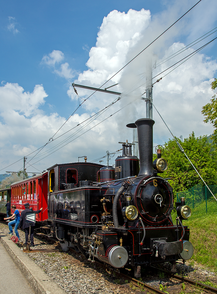 50 Jahre BC - MEGA STEAM FESTIVAL der Museumsbahn Blonay–Chamby:
Die G 3/3 Dampftenderlokomotive BAM Nr. 6 der Museumsbahn Blonay–Chamby, ex JS G 3/3 909, ex SBB G 3/3 109, ex BAM G 3/3 6, f�hrt am 19.05.2018 mit einem Zug von Blonay nach Chaulin hinauf. 

Die Lok wurde1901 von der Schweizerische Lokomotiv- und Maschinenfabrik (SLM) in Winterthur unter der Fabriknummer 1341 gebaut und an die JS (Jura–Simplon-Bahn), als Tallok (f�r die Flachstrecke Interlaken-Meiringen), geliefert. Die JS entstand 1890 durch die Fusion der JBL (Jura–Bern–Luzern) mit den Suisse-Occidentale–Simplon (SOS), die Lok wurde aber auch noch als JBL G 3/3 309 gef�hrt. Die JS wurde1903, damals gr��tes Bahnunternehmen der Schweiz, verstaatlicht und in die SBB integriert (nun SBB Br�nigbahn), so erhielt die Lok die Bezeichnung SBB 109. 1921 wurde sie dann an die BAM (Bi�re–Apples–Morges-Bahn) verkauft. Die Lok erhielt nicht nach der Reihenfolge der vier BAM-Maschinen die Nummer 5 sondern Nummer 6, weil man einfach die „Zahl Neun“ (der 109) umdrehte und verwendete.

Zwischen 1887 und 1903 wurden insgesamt 16 baugleiche dieser Dampf-Tenderlokomotiven der Bauart G 3/3 von der SLM in Winterthur gebaut. F�r die JBL, sowie deren Nachfolgerin, JS und die SBB Br�nigbahn wurden insgesamt 10 Lokomotiven dieses Typs geliefert, f�r die BAM waren es 4 und f�r die MOB waren es 2 Lok. 

Die mit Au�enrahmen versehenen Dampftenderlokomotiven, besa�en Treibr�der mit einem Durchmesser von 1050 mm. Einzig die beiden MOB Dampflokomotiven wurden mit kleineren Treibr�dern von 950 mm ausgeliefert, um in den Steigungen bis zu 73 ‰ eine h�here Zugkraft zu erreichen. Dadurch sank die H�chstgeschwindigkeit bei den MOB Dampflokomotive von 45 auf 35 km/h. Der Kesseldruck wurde von anf�nglich 11 bar bei den Br�nigbahn Dampflokomotiven, bei den nachfolgenden BAM und MOB Dampflokomotiven auf 12 bar erh�ht.

Auf dem Kessel waren ein Dampfdom und ein Sanddom. Auf dem Dampfdom befand sich das Sicherheitsventil. Auf den Schieberk�sten befanden sich Ricour-Saugventile. Die mittlere Achse war als Treibachse ausgef�hrt. Die au�enliegende Steuerung war eine nach Walschaert mit Taschenkulisse. Die Federn befanden sich �ber den Achslagern und deren St�tzen waren unterhalb des Umlaufbleches montiert. Die ersten sechs Dampflokomotiven der JBL hatten noch einen Querausgleich zwischen den vorderen St�tzen der ersten Achse. Auf diesen wurde bei den letzten 10 Maschinen verzichtet. W�hrend die Br�nigbahnlokomotiven eine Leistung von 180 PS erbrachten, konnte dank Erh�hung des Druckes die Leistung der BAM und MOB Lokomotiven auf 200 PS erh�ht werden. Neben dem Kessel befanden sich beidseitig die Wasser- und Kohlek�sten. W�hrend die Br�nigbahn- und BAM-Lokomotiven nur Schwerkraft-Sander hatten, war bei den MOB-Lokomotiven ein Dampfsander eingebaut.

TECHNISCHE DATEN:
Spurweite: 1.000 mm (Meterspur)
Achsformel: C'
L�nge �ber Puffer: 7.020 mm
Achsabst�nde: 2 x 1.250 mm = 2.500 mm
Dienstgewicht: 20 t
H�chstgeschwindigkeit: 45 km/h (MOB Loks 35 km/h)
Leistung: 180 PS (nach Umbau bei BAM 200 PS, wie alle BAM und MOB Loks)
Anfahrzugkraft: 2.650 kg (MOB Loks 3.000 kg)
Treibraddurchmesser: 1.050 mm (MOB Loks 950 mm)
Zylinderanzahl: 2
Zylinderdurchmesser: 310
Kolbenhub: 480
Kessel�berdruck: 11 Bar am Br�nig (nach Umbau bei BAM 12 Bar)
Anzahl der Heizrohre: 126
Heizrohrl�nge: 2.900 mm
Rostfl�che: 0.8 m�
�berhitzerfl�che: 10.2 m�
Verdampfungsheizfl�che: 50.2 m�
Wasservorrat: 2,6 m�
Kohlevorrat: 0.5 t
