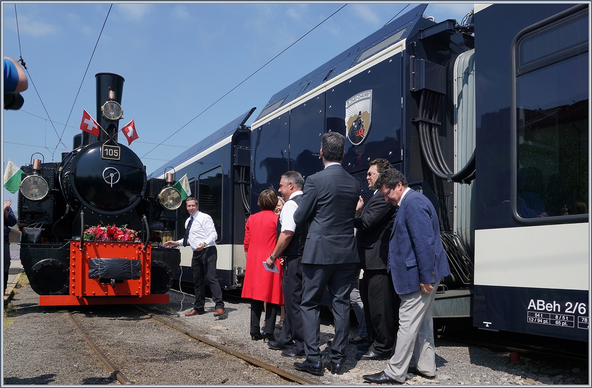 50 Jahre Blonay - Chamby Museumsbahn: Zweimal die SEG G 2 2x 2/2 105: im Original und auf dem Wappen des MVR ABeh 2/6 7503. Wie einer der Redner betonte, war die Dampflok schon zur Eröffnung der Museumsbahn vor fünfzig Jahren im Einsatz und so gebührt ihr heute die Eher, den offiziellen Jubiläumszug nach Chamby zu führen; doch erst gibt es noch ein paar Bilder der zu Teil von weit her angereisten Ehrengäste wie z. B. der Bundesrätin Doris Leuthard.
4. Mai 2018 
