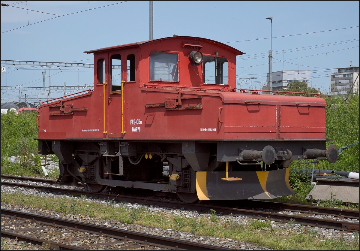 Akkurangiertraktor Ta 978 der SBB im Bahnpark Brugg. W�hrend des Bahnparkfestes musste er abseits stehen. Hoffentlich muss er das aber nicht immer, damit die angeblich komplizierte Wartung der Batterien nicht vernachl�ssigt wird. Mai 2018.