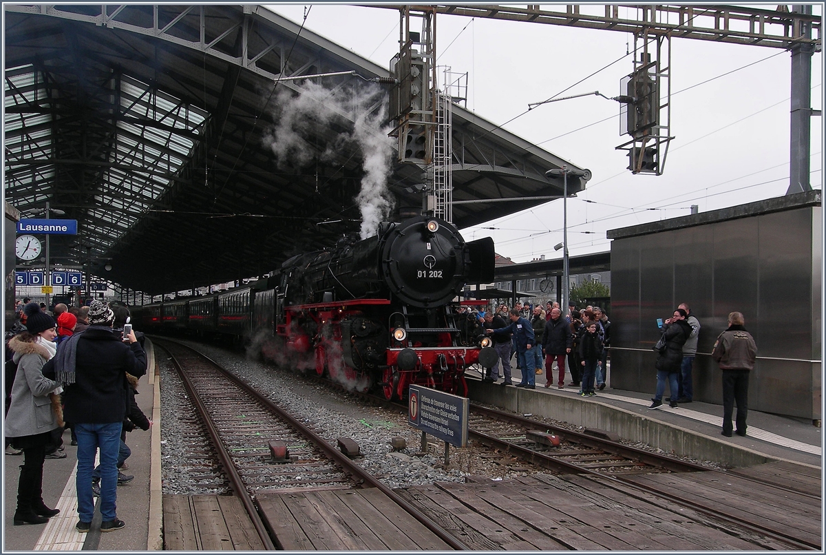 Alle Jahre wieder - und doch wurde ich davon überrascht - verkehrt ein Dampfzug zum Weihnachtsmarkt von Montreux. Dank der Hilfsbereitschaft lieber Arbeitskollegen konnte ich in Lausanne doch kurz den Zug auf mich wirken lassen. Es war aber nicht ganz einfach die prächtige 01 202 in Bild zu bekommen, stieß ihr Erscheinen doch auf regen Zulauf und dort wo niemand stand, störte wie üblich das unübersehbare Verbotsschild  Gleise überschreiten verboten . Doch das Beste gab es am Schluss...
10. Dez. 2016