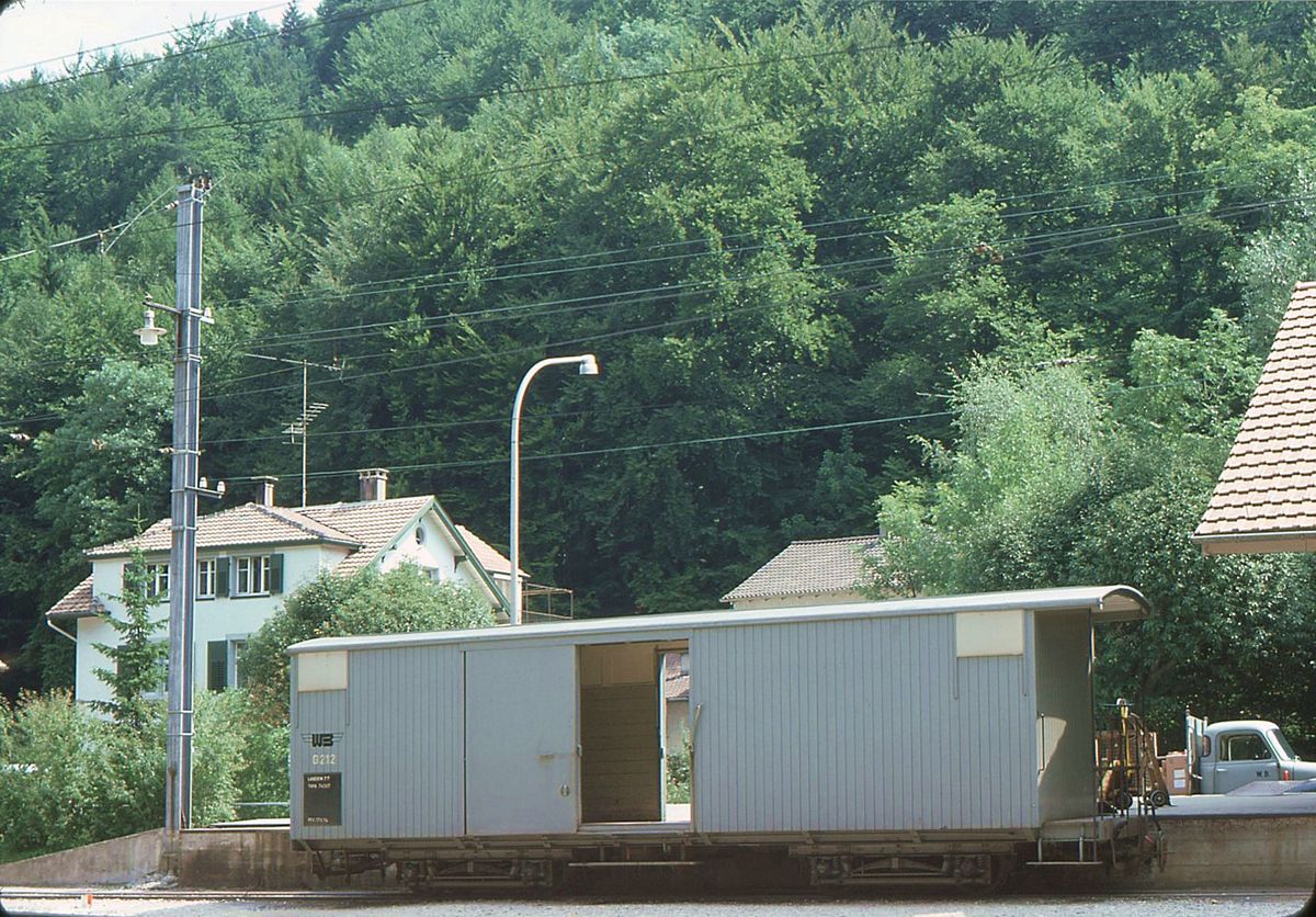 Alte Wagen der Waldenburgerbahn: Der grosse gedeckte Güterwagen G 212. Waldenburg 3.August 1976. 