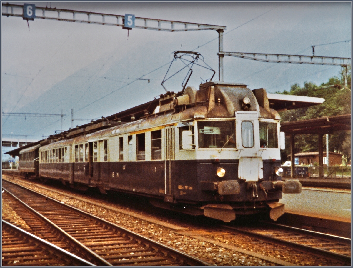 Am 11. JUli 1983 wartet in Interlaken Ost ein BN ABDZe 4/6 mit einem Bi auf die Abfahrt Richtung Spiez. 
(110 Film Analog Bild)